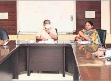 సర్వీసు రోడ్లను విస్తరించాలి