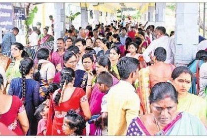 దుర్గగుడిపై కొనసాగిన భక్తుల రద్దీ