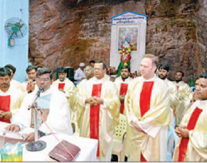 భక్తుల నీరాజనాలందుకుంటున్న గుణదలమాత