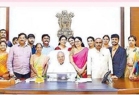 గవర్నర్ ను కలిసిన సైకాలజిస్ట్ లు