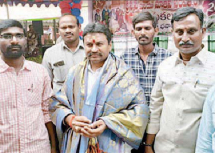 రైతుబజారులో అన్నదానం