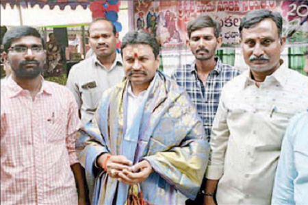 రైతుబజారులో అన్నదానం