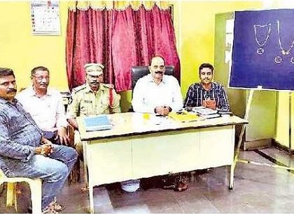 నమ్మిస్తారు.. నగలతో ఉడాయిస్తారు