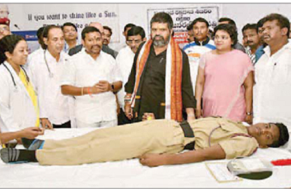రక్తదానంపై ప్రజల్లో యువత చైతన్యం తేవాలి