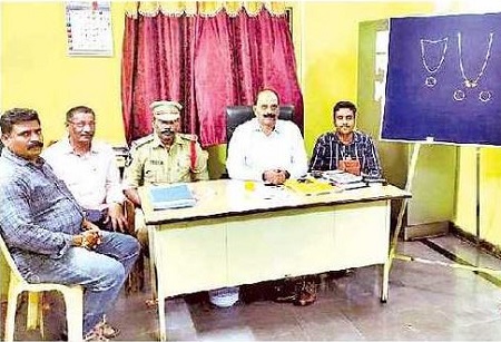 నమ్మిస్తారు.. నగలతో ఉడాయిస్తారు