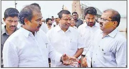 ప్రజలు, అధికారులు అప్రమత్తంగా ఉండాలి: మంత్రి కన్నబాబు
