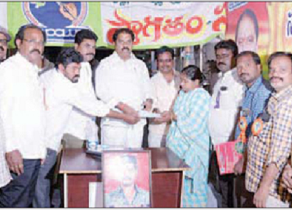 నిరుపేద కళాకారులకు ఉచిత నివాసాలు