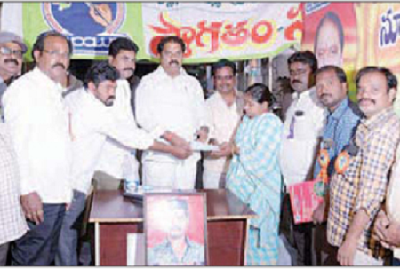 నిరుపేద కళాకారులకు ఉచిత నివాసాలు