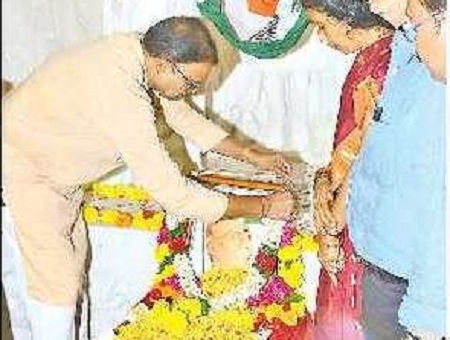 పింగళి వెంకయ్యను స్ఫూర్తిగా తీసుకోవాలి