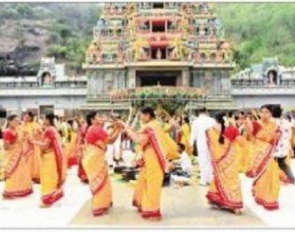 ఆకట్టుకున్న కోలాట నృత్య ప్రదర్శన