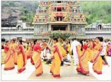 ఆకట్టుకున్న కోలాట నృత్య ప్రదర్శన