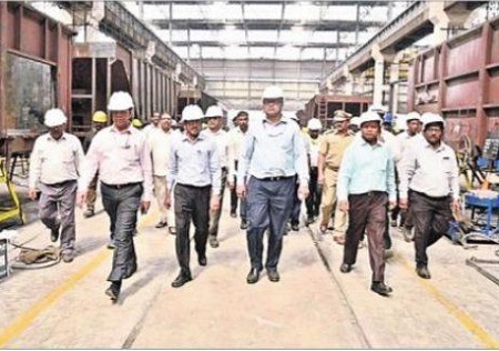 రైల్వే వాగన్ వర్క్‌షాప్‌లో జీఎం తనిఖీలు