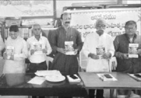 భగవద్గీత విశిష్టతను చిన్నారులకు తెలియచేయాలి