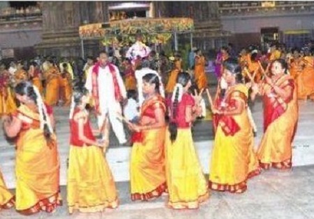 దుర్గమ్మ సన్నిధిలో కోలాట ప్రదర్శన