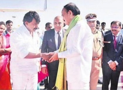 ఎయిర్‌పోర్టులో ఉపరాష్ట్రపతికి వీడ్కోలు
