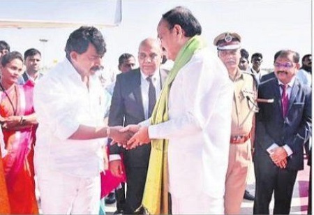 ఎయిర్‌పోర్టులో ఉపరాష్ట్రపతికి వీడ్కోలు