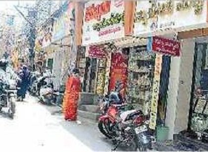 పాతబస్తిలో తెరుచుకున్న అన్ని రకాల దుకాణాలు..!