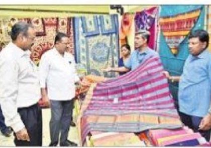 చేనేత వస్త్రాలను ఆదరించండి