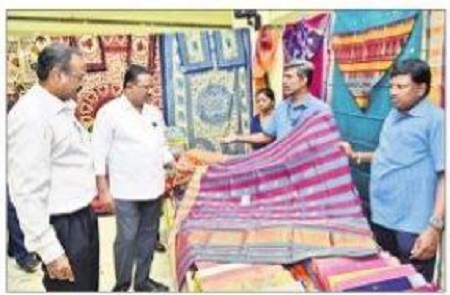 చేనేత వస్త్రాలను ఆదరించండి