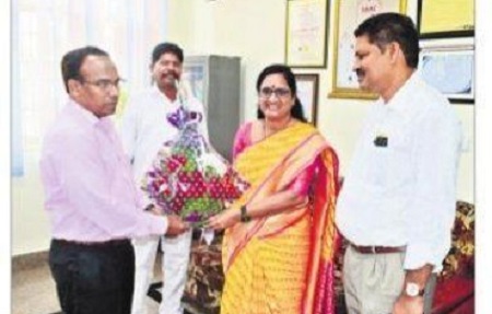 ఏఎన్‌యూను సందర్శించిన రాష్ట్ర మహిళా కమిషన్ చైర్‌పర్సన్