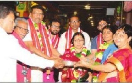 దుర్గమ్మకు తొమ్మిది వెండి పళ్లేలు సమర్పణ