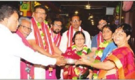 దుర్గమ్మకు తొమ్మిది వెండి పళ్లేలు సమర్పణ