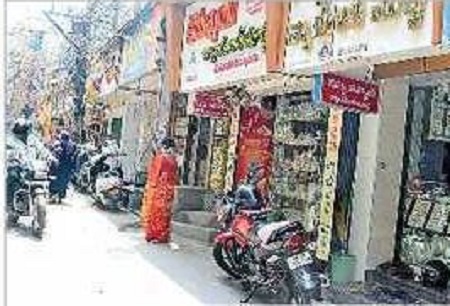 పాతబస్తిలో తెరుచుకున్న అన్ని రకాల దుకాణాలు..!