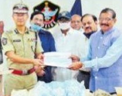 పోలీసుల సంక్షేమానికి రిటైర్డ్ పోలీస్ అధికారుల విరాళం