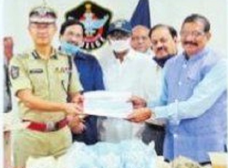 పోలీసుల సంక్షేమానికి రిటైర్డ్ పోలీస్ అధికారుల విరాళం