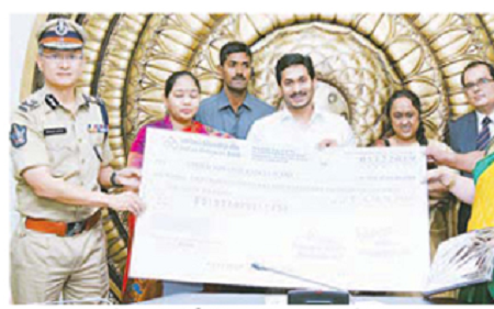 బాలికలను స్వగృహాలకు పంపండి
