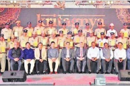 విజయవాడ పోలీసులకు కృతజ్ఞత అవార్డులు