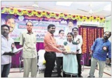 పుస్తక పఠనంతో మేధావులుగా  రాణించవచ్చు