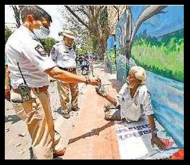 రైల్వేస్టేషన్ ప్రాంతంలో అభాగ్యులకు భోజనం ప్యాకెట్లు  అందజేస్తున్న ట్రాఫిక్ సీఐ దుర్గారావు