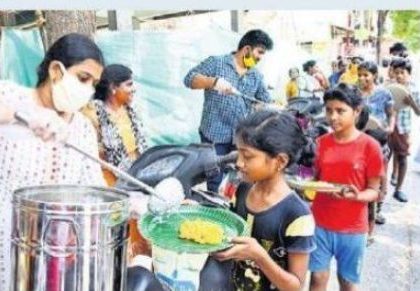 విజయవాడలోని పీవీపీ మాల్ సమీపంలో అన్నార్తులకు భోజనం పెడుతున్న యువత