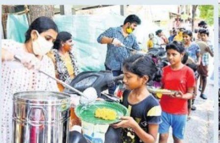 విజయవాడలోని పీవీపీ మాల్ సమీపంలో అన్నార్తులకు భోజనం పెడుతున్న యువత