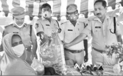 అనవసరంగా రోడ్లమీదకు రావద్దు