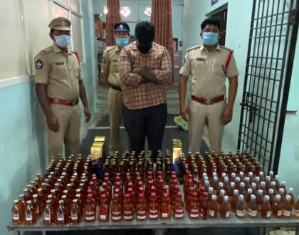 కారులో తిరుగుతూ మద్యం విక్రయాలు