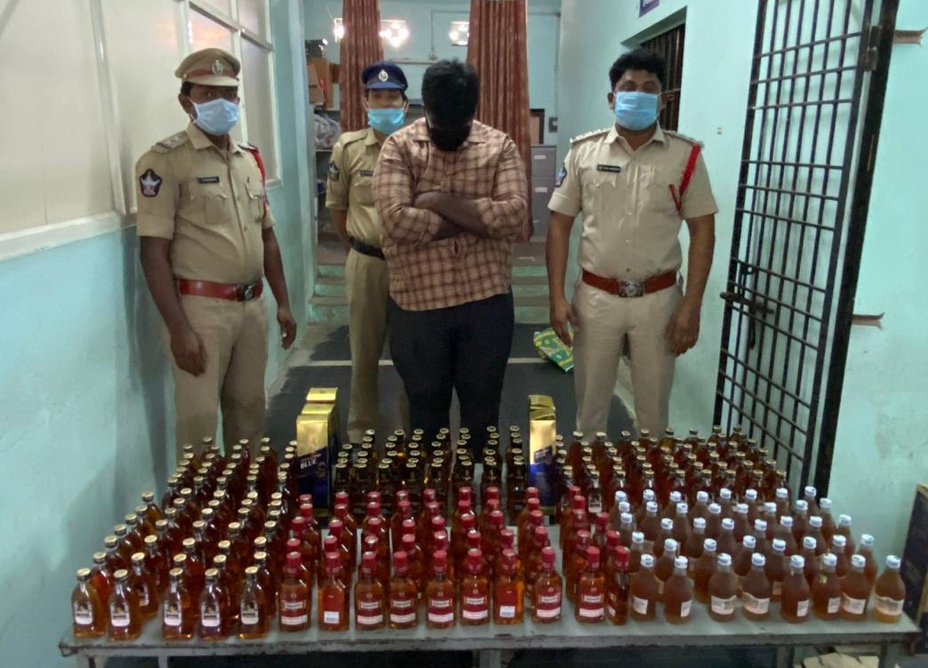 కారులో తిరుగుతూ మద్యం విక్రయాలు