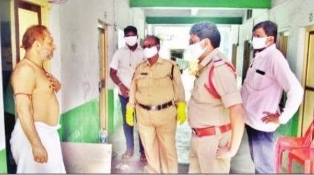 హృద్రోగి ప్రాణాలు కాపాడిన పోలీసులు