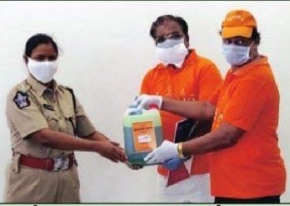 పోలీసుల సేవలో అమ్మభగవాన్ సమితి సభ్యులు