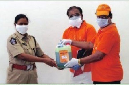 పోలీసుల సేవలో అమ్మభగవాన్ సమితి సభ్యులు
