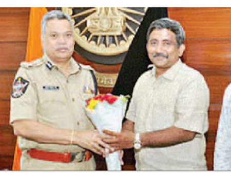 సీసీఈ విద్యార్థులకు సీపీ అభినందన