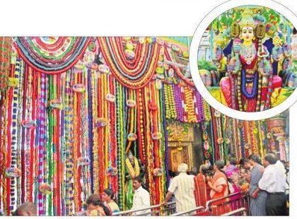 దుర్గమ్మకు గాజుల హారం