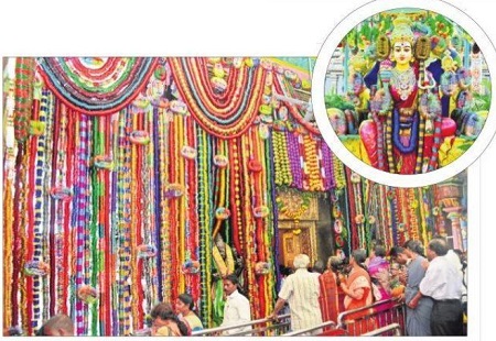 దుర్గమ్మకు గాజుల హారం