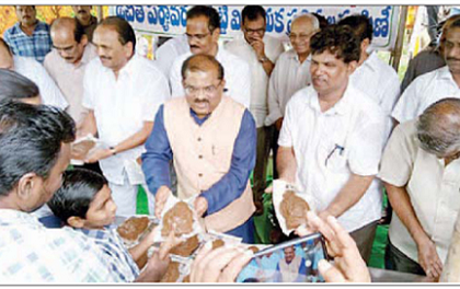 మట్టి వినాయకుడిని పూజిద్దాం.. పర్యావరణాన్నిపరిరక్షిద్దాం