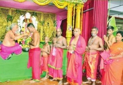 భవానీలు, సామాన్య భక్తులతో ఇంద్రకీలాద్రి కిటకిట