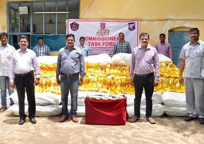 ఖైనీ తరలిస్తున్న ముఠా గుట్టు రట్టు
