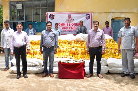 ఖైనీ తరలిస్తున్న ముఠా గుట్టు రట్టు
