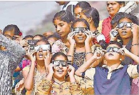 బ్యారేజీ వద్ద సూర్య గ్రహణం సందడి