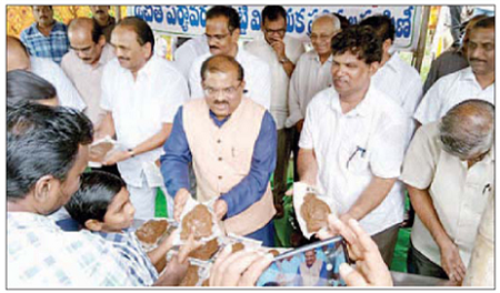 మట్టి వినాయకుడిని పూజిద్దాం.. పర్యావరణాన్నిపరిరక్షిద్దాం